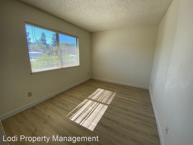 Building Photo - 2440 Cochran Rd