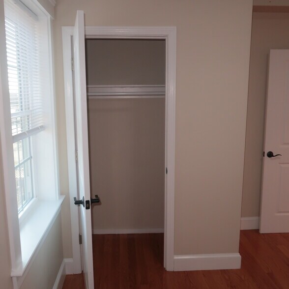 Building Photo - 32 Newhall St