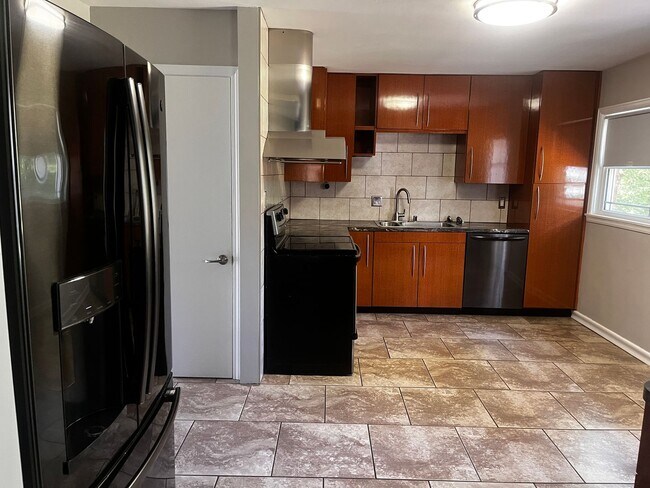 Building Photo - Wonderfull 3 Bedrooms along with 2 Full Ba...