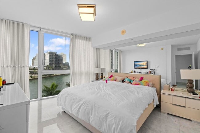 Building Photo - 495 Brickell Ave