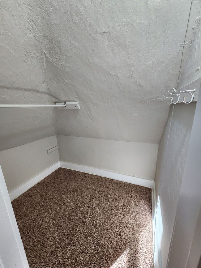 Building Photo - Spacious 3 Bedroom 1.5 Bathroom Home