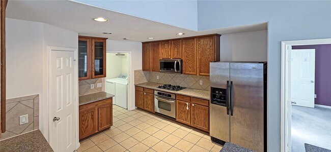 Building Photo - 2202 Drake Falls Dr