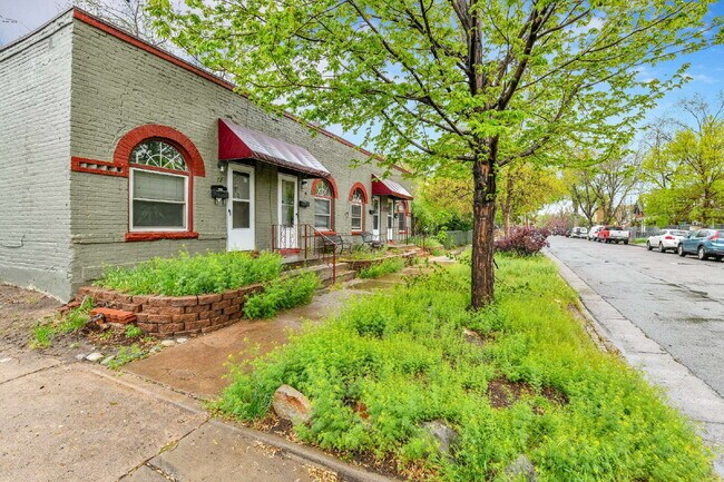Building Photo - $1,570.00 - 1 Bed,1 Bath, Multiplex in Den...