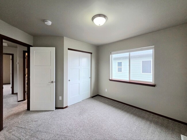 Building Photo - 3-Bed, 2.5-Bath Townhome w/ 2-Car Garage