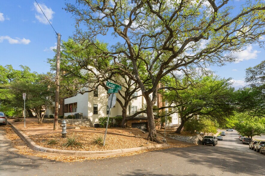 Outside of complex - 3001 Cedar St