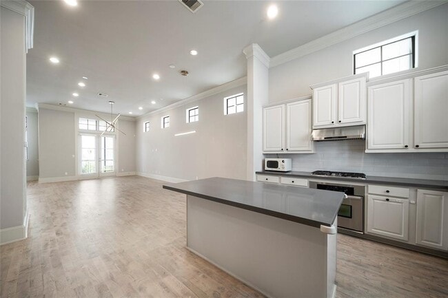 Building Photo - 409 W 17th St