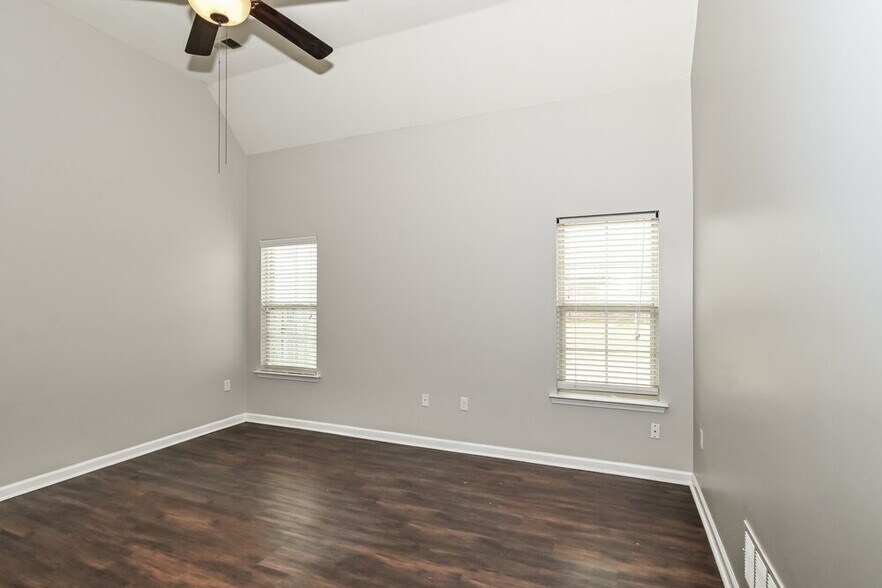 Building Photo - 2867 S Cherry Dr