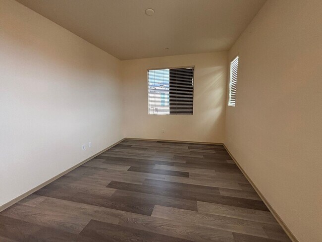 Building Photo - *** $500 Move in special if lease is signe...