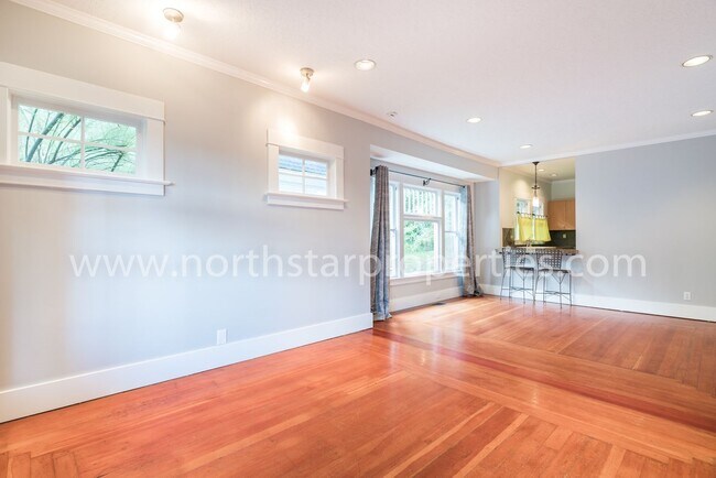 Building Photo - Amazing upscale John's Landing home.