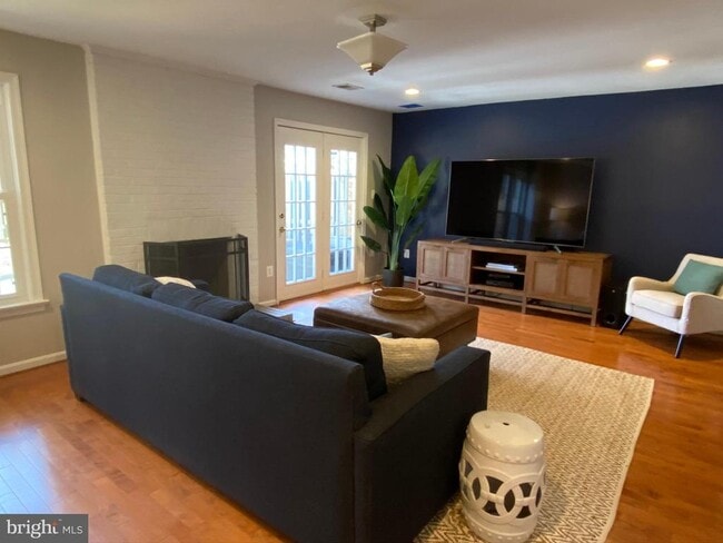 Building Photo - 216 Gretna Green Ct
