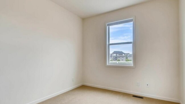 Building Photo - Perfect 5 bedroom count Home in Plymouth