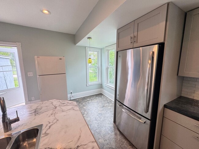 Building Photo - Large 4 bedroom home!