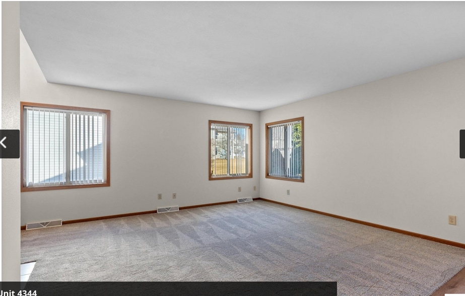 Living room - 4344-4346 S 92nd St