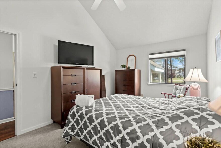 Building Photo - 1920 Bent Grass Dr