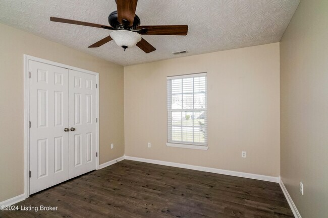 Building Photo - 375 Clover Cove Dr