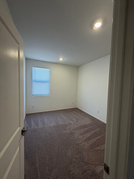 Building Photo - 1675 W Pima Ave