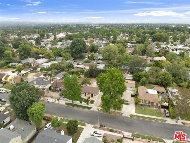 Building Photo - 6915 Encino Ave