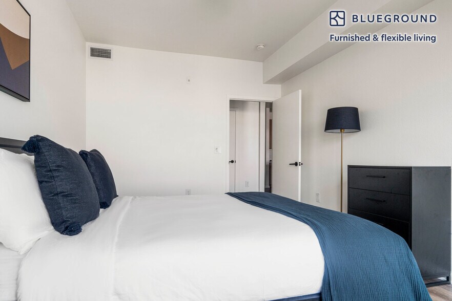 Building Photo - 3210 Esperanza Crossing