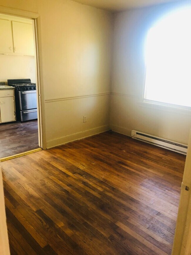 Building Photo - Adorable 3 bdrm/1bath House with Huge Back...