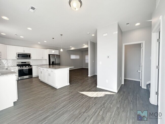 Building Photo - $0 DEPOSIT OPTION. SPACIOUS 4-BEDROOM, 3.5...