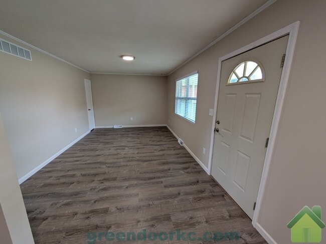 Building Photo - 420 Holiday Dr