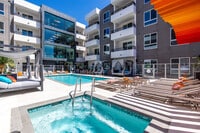 Pool and Spa - Moderno - NOHO West