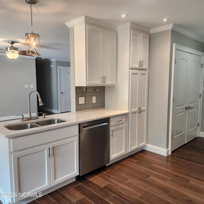 Building Photo - 115 Blue Bird Ln