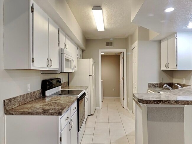 Building Photo - 725 Crest Pines Dr
