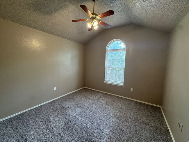 Building Photo - Captivating Townhome in Whisperwood