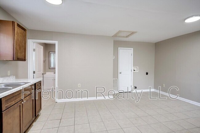 Building Photo - 2719 Meadowbrook Dr