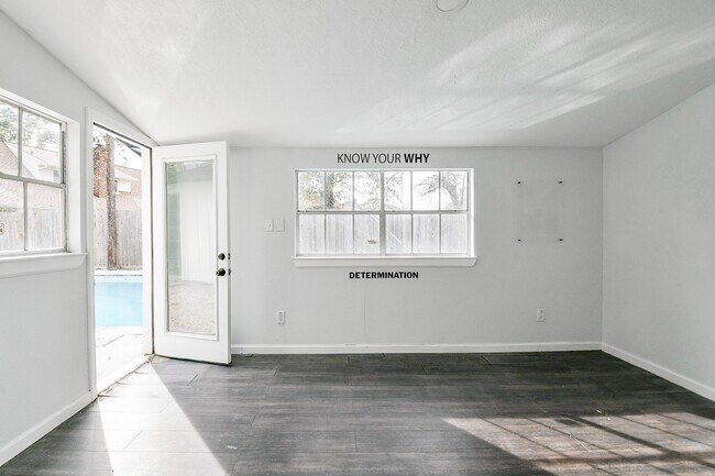 Building Photo - 6002 Greenmont Dr