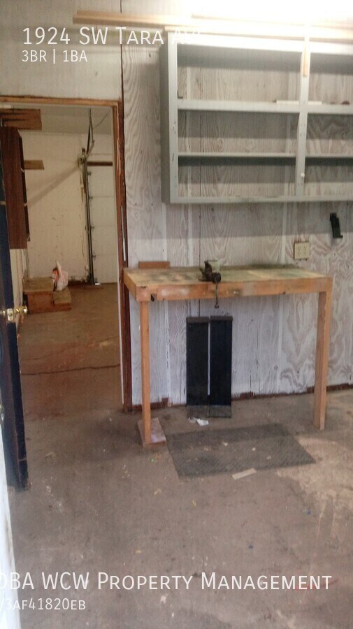 Building Photo - 1924 SW Tara Ave