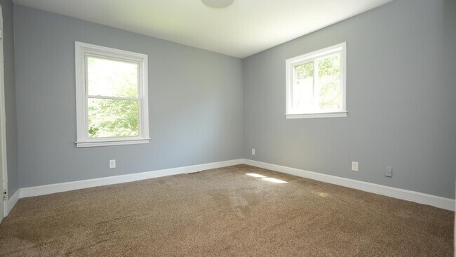 Building Photo - 2614 Golf Course Ln