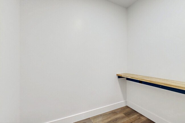 Building Photo - Large Spacious 4 Bedroom Home in Desirable Highland with Private Backyard and Finished Basement