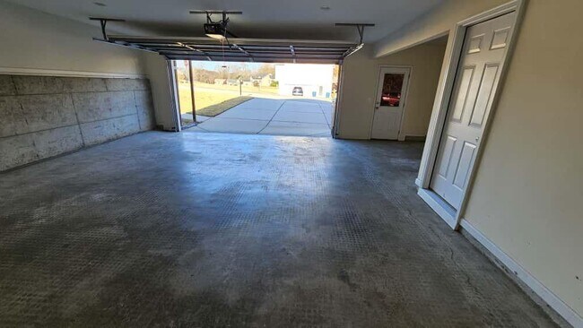 Building Photo - 2126 Crown Park Dr