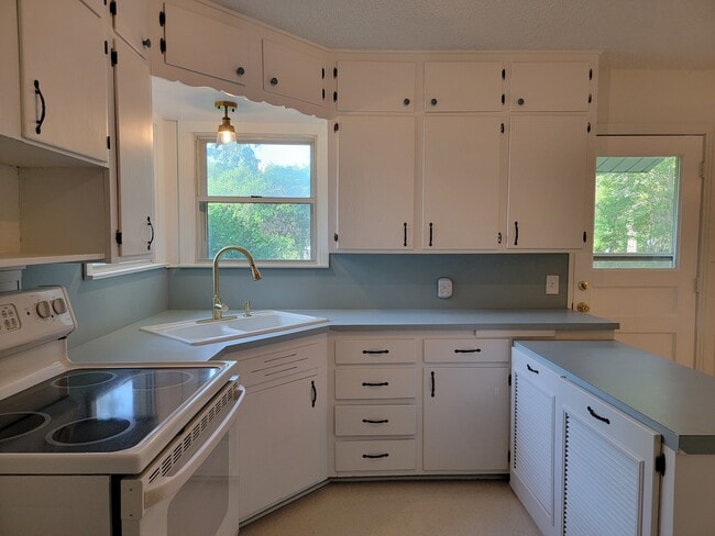 Building Photo - 2025 Mountainview Dr