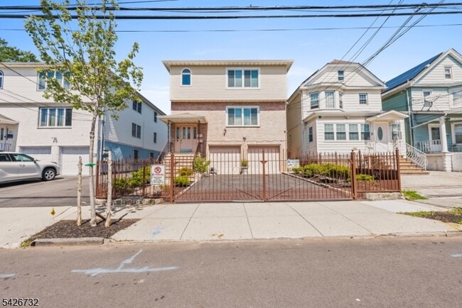 Building Photo - 939 Grove St