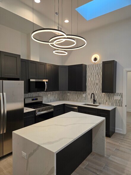 Kitchen - 2909 N Milwaukee Ave