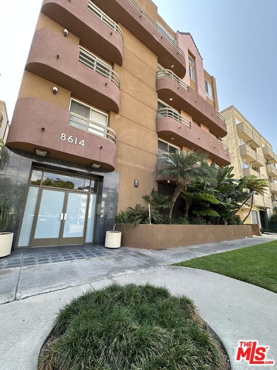 Building Photo - 8614 Burton Way