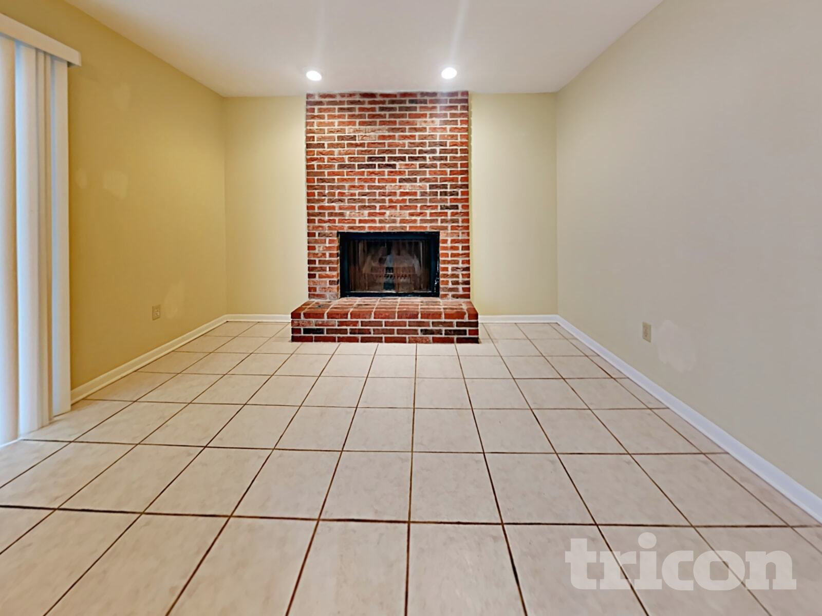 Building Photo - 610 Oakmoss Dr