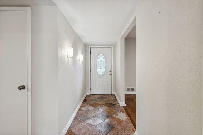 Building Photo - 9611 Meadowhill Dr
