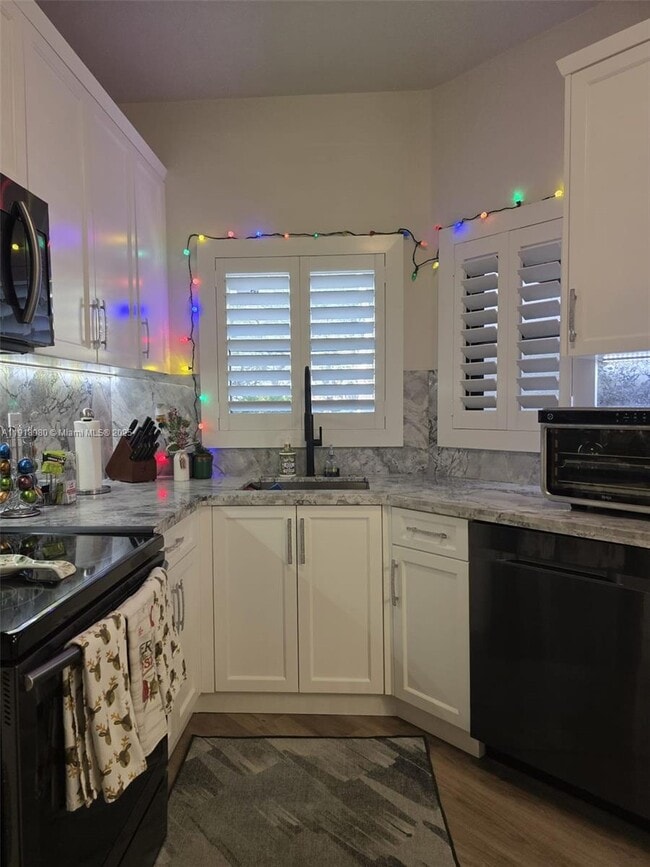 Building Photo - 15529 Miami Lakeway N