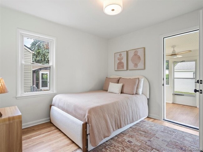 Building Photo - 1027 S Wilson Ave