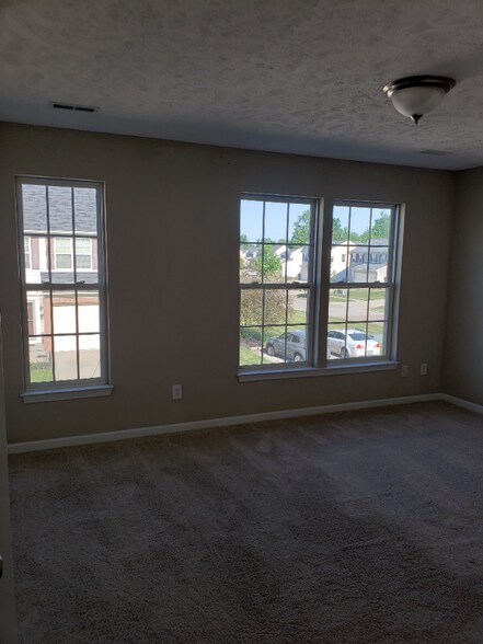 Building Photo - 102 Yellowstone Ct