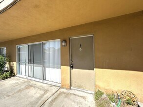 Building Photo - AVAILABLE NOW!! 2 Bedroom 1 Bath Apartment...