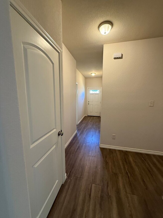 Building Photo - 1208 Country Club Rd