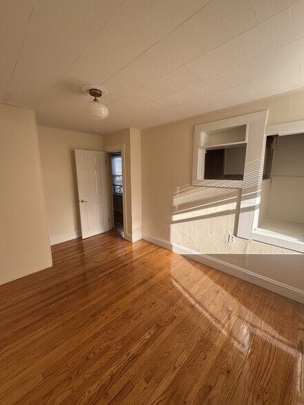 Primary Photo - 30 Hanson St
