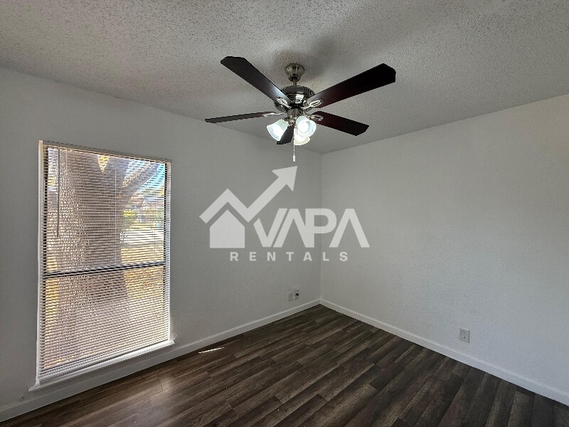 Building Photo - 826 Thrasher Dr