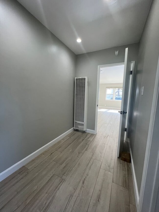 Building Photo - One Bedroom, Super Cute! Midtown duplex unit