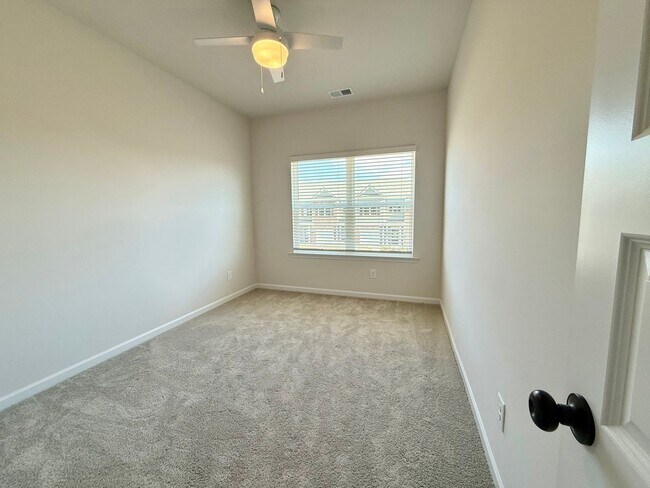 Building Photo - New Corner Unit Townhome in Cartersville